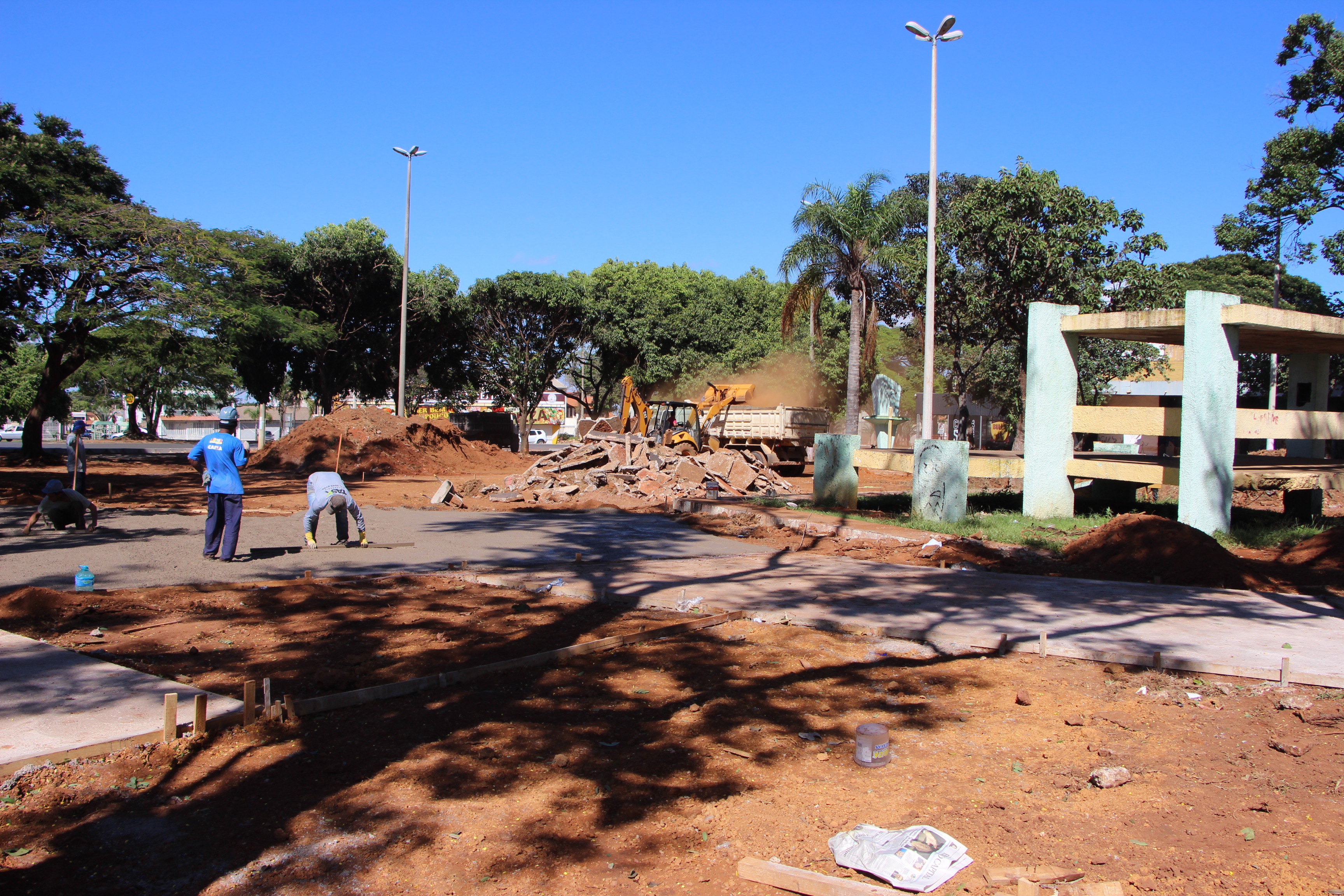 Pavimentação asfaltica e construção de praça Junior Brunelli